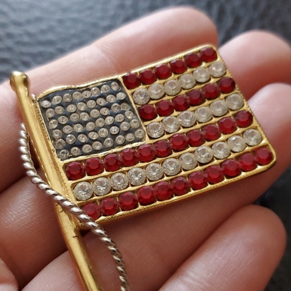 VTG Kenneth Jay Lane flag brooch/pendant - Picture 3 of 7